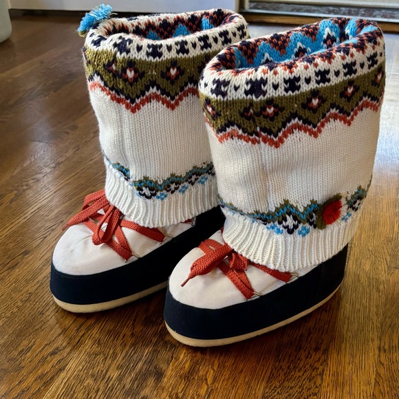 Moon Boots Retro Knit Limited Edition, Woman’s Size 8 - 10 - Picture 3 of 13